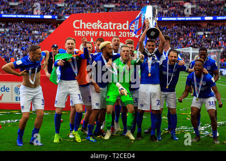 Londres, Royaume-Uni. Mar 31, 2019. Portsmouth FC joueurs soulever le trophée et célébrer leur victoire. Checkatrade trophy match final, Portsmouth v Sunderland au stade de Wembley à Londres le dimanche 31 mars 2019. Cette image ne peut être utilisé qu'à des fins rédactionnelles. Usage éditorial uniquement, licence requise pour un usage commercial. Aucune utilisation de pari, de jeux ou d'un seul club/ligue/dvd publications pic par Steffan Bowen/Andrew Orchard la photographie de sport/Alamy live news Crédit : Andrew Orchard la photographie de sport/Alamy Live News Banque D'Images