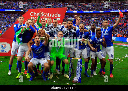 Londres, Royaume-Uni. Mar 31, 2019. Portsmouth FC les joueurs avec le trophée alors qu'ils célèbrent leur victoire. Checkatrade trophy match final, Portsmouth v Sunderland au stade de Wembley à Londres le dimanche 31 mars 2019. Cette image ne peut être utilisé qu'à des fins rédactionnelles. Usage éditorial uniquement, licence requise pour un usage commercial. Aucune utilisation de pari, de jeux ou d'un seul club/ligue/dvd publications pic par Steffan Bowen/Andrew Orchard la photographie de sport/Alamy live news Crédit : Andrew Orchard la photographie de sport/Alamy Live News Banque D'Images