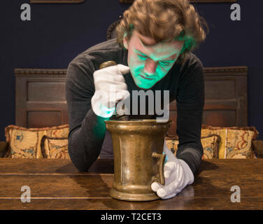 Bonhams, New Bond Street, London, UK. 1 avril, 2019. Aperçu de l'intérieur Chêne Bonhams vente comprend des pièces rares de mobilier du 17ème siècle. Image : 15e siècle bronze au plomb à manche unique, mortier allemand. Estimation £1,500-2,000. Credit : Malcolm Park/Alamy Live News. Banque D'Images