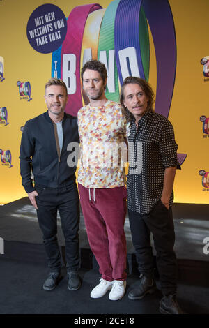 Berlin, Allemagne. 01 avr, 2019. Les membres de la bande 'Prendre qu', Gary Barlow (l-r), Howard Donald et Mark Owen, visitez les répétitions de la comédie musicale "Le Band" au stade Theater des Westens avant la première Allemande. La première allemande aura lieu le 11 avril 2019. Credit : Jörg Carstensen/dpa/Alamy Live News Banque D'Images