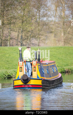 Kidderminster, UK. 1er avril 2019. Météo France : le premier jour du mois d'avril, la folk de Kidderminster sont dehors profiter du beau soleil du printemps. Cet homme n'est pas naviguer tranquillement les canaux britanniques à bord de son grand classique étincelant. Credit : Lee Hudson/Alamy Live News Banque D'Images