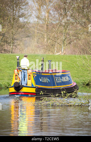 Kidderminster, UK. 1er avril 2019. Météo France : le premier jour du mois d'avril, la folk de Kidderminster sont dehors profiter du beau soleil du printemps. Cet homme n'est pas naviguer tranquillement les canaux britanniques à bord de son grand classique étincelant. Credit : Lee Hudson/Alamy Live News Banque D'Images