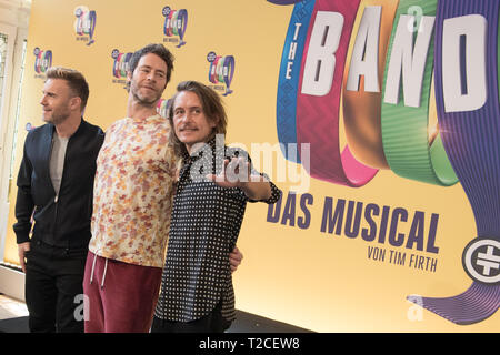 Berlin, Allemagne. 01 avr, 2019. Les membres de la bande 'Prendre qu', Gary Barlow (l-r), Howard Donald et Mark Owen, visitez les répétitions de la comédie musicale "Le Band" au stade Theater des Westens avant la première Allemande. La première allemande aura lieu le 11 avril 2019. Credit : Jörg Carstensen/dpa/Alamy Live News Banque D'Images