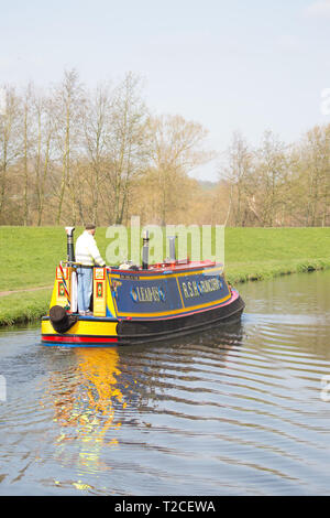 Kidderminster, UK. 1er avril 2019. Météo France : le premier jour du mois d'avril, la folk de Kidderminster sont dehors profiter du beau soleil du printemps. Cet homme n'est pas naviguer tranquillement les canaux britanniques à bord de son grand classique étincelant. Credit : Lee Hudson/Alamy Live News Banque D'Images