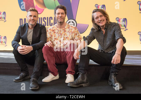 Berlin, Allemagne. 01 avr, 2019. Les membres de la bande 'Prendre qu', Gary Barlow (l-r), Howard Donald et Mark Owen, visitez les répétitions de la comédie musicale "Le Band" au stade Theater des Westens avant la première Allemande. La première allemande aura lieu le 11 avril 2019. Credit : Jörg Carstensen/dpa/Alamy Live News Banque D'Images