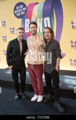 Berlin, Allemagne. 01 avr, 2019. Les membres de la bande 'Prendre qu', Gary Barlow (l-r), Howard Donald et Mark Owen, visitez les répétitions de la comédie musicale "Le Band" au stade Theater des Westens avant la première Allemande. La première allemande aura lieu le 11 avril 2019. Credit : Jörg Carstensen/dpa/Alamy Live News Banque D'Images