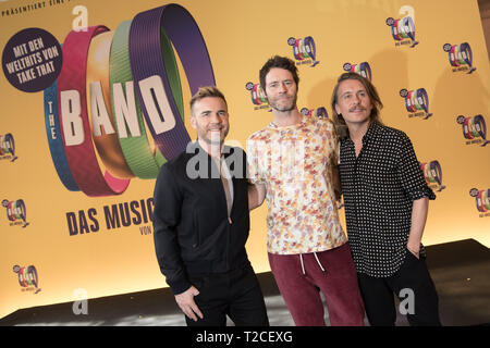 Berlin, Allemagne. 01 avr, 2019. Les membres de la bande 'Prendre qu', Gary Barlow (l-r), Howard Donald et Mark Owen, visitez les répétitions de la comédie musicale "Le Band" au stade Theater des Westens avant la première Allemande. La première allemande aura lieu le 11 avril 2019. Credit : Jörg Carstensen/dpa/Alamy Live News Banque D'Images