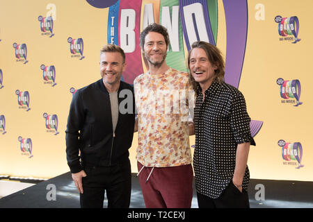 Berlin, Allemagne. 01 avr, 2019. Les membres de la bande 'Prendre qu', Gary Barlow (l-r), Howard Donald et Mark Owen, visitez les répétitions de la comédie musicale "Le Band" au stade Theater des Westens avant la première Allemande. La première allemande aura lieu le 11 avril 2019. Credit : Jörg Carstensen/dpa/Alamy Live News Banque D'Images