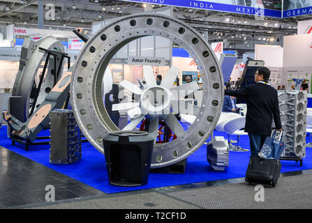 Hanovre, Allemagne. 01 avr, 2019. À la foire de Hanovre, un homme regarde une pièce en aluminium faite par Thoni Alutec. Credit : Christophe Gateau/dpa/Alamy Live News Banque D'Images