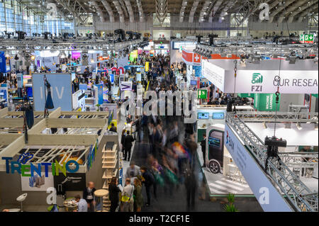 Hanovre, Allemagne. 01 avr, 2019. Les visiteurs regarder la Foire de Hanovre passer par un couloir dans une salle. Credit : Christophe Gateau/dpa/Alamy Live News Banque D'Images