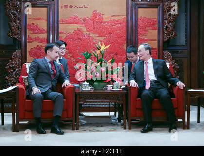 Beijing, Chine. 1er avril 2019. Le Vice-président chinois Wang Qishan (R) rencontre avec le Ministre des affaires étrangères de Mongolie Damdin Tsogtbaatar à Beijing, capitale de Chine, le 1er avril 2019. Credit : Yao Dawei/Xinhua/Alamy Live News Banque D'Images