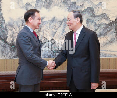 Beijing, Chine. 1er avril 2019. Le Vice-président chinois Wang Qishan (R) rencontre avec le Ministre des affaires étrangères de Mongolie Damdin Tsogtbaatar à Beijing, capitale de Chine, le 1er avril 2019. Credit : Yao Dawei/Xinhua/Alamy Live News Banque D'Images