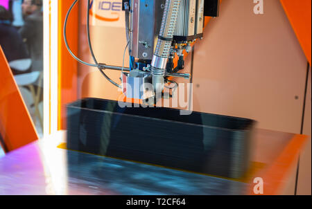 Hanovre, Allemagne. 01 avr, 2019. Une imprimante 3D imprime une pièce sur le stand de l'Institut Fraunhofer à la Foire de Hanovre. Credit : Christophe Gateau/dpa/Alamy Live News Banque D'Images