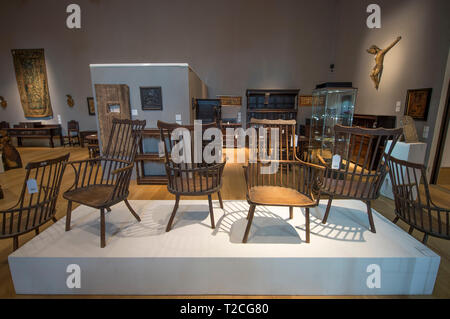 Bonhams, New Bond Street, London, UK. 1 avril, 2019. Aperçu de l'intérieur Chêne Bonhams vente comprend des pièces rares de mobilier du 17ème siècle. De droit : Rare ensemble de six au début de George III ash-peigne haut retour fauteuils Windsor, West Country, vers 1760. Estimation £20 000 000. Credit : Malcolm Park/Alamy Live News. Banque D'Images