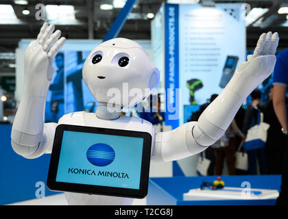 Hanovre, Allemagne. 01 avr, 2019. Le robot 'Pepper' du fabricant SoftBank Robotics est à la Foire de Hanovre sur le stand de Konica Minolta et affiche le logo de l'entreprise. Credit : Christophe Gateau/dpa/Alamy Live News Banque D'Images