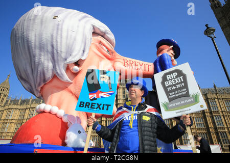 Westminster, London, UK. 1er avril 2019. Steven Bray, M. houty 'homme' et fondateur de Sodem, avec l'effigie. Une gigantesque effigie du Premier ministre Theresa peut, avec l'économie britannique collé à son nez long, est perçu à l'extérieur du Parlement, comme Anti-Brexit encore une fois les manifestants rassemblement à Westminster sur une autre journée de vote des amendements au Parlement. L'effigie, initialement créé pour le carnaval de Düsseldorf en Allemagne, d'abord fait le voyage à travers le canal pour le 'vote du peuple' mars il y a deux semaines. Credit : Imageplotter/Alamy Live News Crédit : Imageplotter/Alamy Live News Banque D'Images