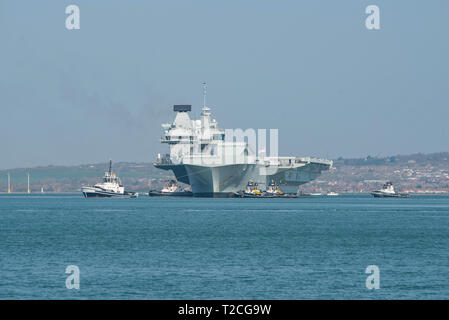 Portsmouth, Royaume-Uni. 1er avril 2019. La Royal Navy porte-avions HMS Queen Elizabeth quitte à subir une période d'affaires courantes à Rosyth Dockyard, l'Écosse dans la cale sèche dans laquelle elle a été formée. Crédit : Neil Watkin / Alamy Live News Banque D'Images