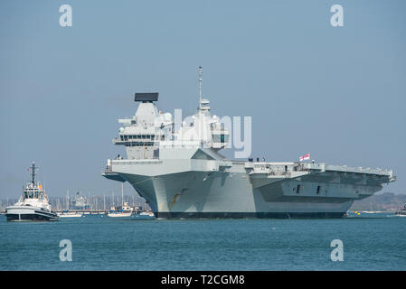 Portsmouth, Royaume-Uni. 1er avril 2019. La Royal Navy porte-avions HMS Queen Elizabeth quitte à subir une période d'affaires courantes à Rosyth Dockyard, l'Écosse dans la cale sèche dans laquelle elle a été formée. Crédit : Neil Watkin / Alamy Live News Banque D'Images