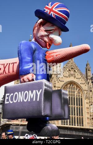 1er avril 2019. Détail d'une UE Pro effigie du Premier ministre Theresa, qui illustre comment les Brexit peut endommager l'économie. L'effigie a été initialement créé pour le carnaval de Düsseldorf en Allemagne. C'était un élément clé de la voter Mars sur 23.03.2019. Manifestations pro et anti Brexit, chambres du Parlement, Westminster, Londres. UK Crédit : michael melia/Alamy Live News Banque D'Images