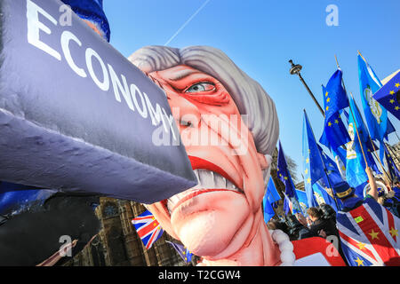 Westminster, London, UK, 1er avril 2019. Une gigantesque effigie du Premier ministre Theresa peut, avec l'économie britannique collé à son nez long, est perçu à l'extérieur du Parlement, comme Anti-Brexit encore une fois les manifestants rassemblement à Westminster sur une autre journée de vote des amendements au Parlement. L'effigie, initialement créé pour le carnaval de Düsseldorf en Allemagne, d'abord fait le voyage à travers le canal pour le 'vote du peuple' mars il y a deux semaines. Credit : Imageplotter/Alamy Live News Banque D'Images