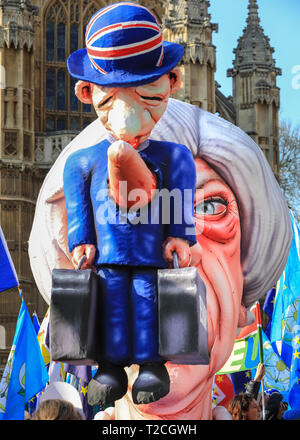 Westminster, London, UK, 1er avril 2019. Une gigantesque effigie du Premier ministre Theresa peut, avec l'économie britannique collé à son nez long, est perçu à l'extérieur du Parlement, comme Anti-Brexit encore une fois les manifestants rassemblement à Westminster sur une autre journée de vote des amendements au Parlement. L'effigie, initialement créé pour le carnaval de Düsseldorf en Allemagne, d'abord fait le voyage à travers le canal pour le 'vote du peuple' mars il y a deux semaines. Credit : Imageplotter/Alamy Live News Banque D'Images