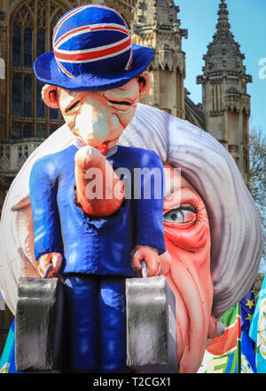 Westminster, London, UK, 1er avril 2019. Une gigantesque effigie du Premier ministre Theresa peut, avec l'économie britannique collé à son nez long, est perçu à l'extérieur du Parlement, comme Anti-Brexit encore une fois les manifestants rassemblement à Westminster sur une autre journée de vote des amendements au Parlement. L'effigie, initialement créé pour le carnaval de Düsseldorf en Allemagne, d'abord fait le voyage à travers le canal pour le 'vote du peuple' mars il y a deux semaines. Credit : Imageplotter/Alamy Live News Banque D'Images