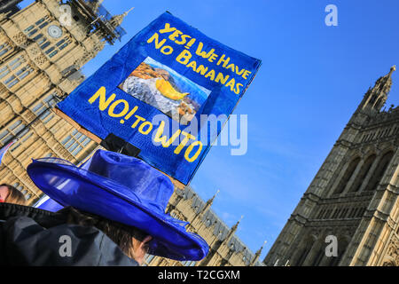 Westminster, London, UK, 1er avril 2019. Un groupe d'environ 50 manifestants du Yorkshire, appelant eux-mêmes 'Yorkshire pour l'Europe" ont tourné jusqu'à chanter et de chanter à côté de l'effigie. Une gigantesque effigie du Premier ministre Theresa peut, avec l'économie britannique collé à son nez long, est perçu à l'extérieur du Parlement, comme Anti-Brexit encore une fois les manifestants rassemblement à Westminster sur une autre journée de vote des amendements au Parlement. Credit : Imageplotter/Alamy Live News Banque D'Images