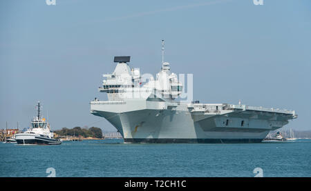 Portsmouth, Royaume-Uni. 1er avril 2019. La Royal Navy porte-avions HMS Queen Elizabeth quitte à subir une période d'affaires courantes à Rosyth Dockyard, l'Écosse dans la cale sèche dans laquelle elle a été formée. Crédit : Neil Watkin / Alamy Live News Banque D'Images