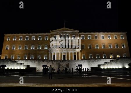 Athènes, Grèce. 30Th Mar, 2019. Le Parlement grec vu quelques minutes avant l'heure de la Terre 2019.l'heure de la Terre est un mouvement mondial organisé par le World Wide Fund for Nature (WWF). L'événement est organisé chaque année encourager les particuliers, les collectivités et les entreprises à éteindre les lumières électriques non essentiels pendant une heure, de 20 h 30 à 21 h 30 un jour spécifique vers la fin de mars, comme un symbole de l'engagement de la planète. Credit : Giorgos Zachos SOPA/Images/ZUMA/Alamy Fil Live News Banque D'Images