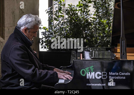 Barcelone, Catalogne, Espagne. Mar 31, 2019. Un pianiste est vu jouer un grand piano dans les arcades d'en Xifré en face du célèbre restaurant 7Portes.Grand pianos ont été placés dans différents espaces publics de Barcelone à la disposition de toute personne qui veut jouer dans un concours de piano, Maria Canals. Le test final pour les professionnels sera le 3 avril et se tiendra dans la salle de concert du Palau de la MÃºsica. Credit : Paco Freire SOPA/Images/ZUMA/Alamy Fil Live News Banque D'Images