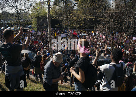 Vérone, Vénétie, Italie. 30Th Mar, 2019. Vu les manifestants lors de la manifestation de rassemblement.L'organisation de la femme Italienne di una Non Meno a appelé à une marche contre le treizième Congrès mondial de 'famille'' (WCF) à Vérone. La WCF rassemble plusieurs représentants des mouvements pro-vie'' en Europe et à l'étranger, des personnalités du monde religieux contre l'avortement et c'est semble-t-il connecté à des mouvements des droits de l'homme. Una non di meno et autres associations protester contre les positions de la WCF contre l'avortement, l'homosexualité et leur objectif d'écrire un ordre du jour mondial et la politique sur Banque D'Images