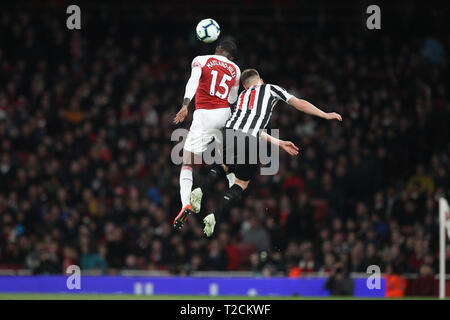 Londres, Royaume-Uni. 1er avril 2019. Ainsley o Maitland-Niles contests un en-tête avec Matt Ritchie de Newcastle United lors du premier match de championnat entre Arsenal et Newcastle United à l'Emirates Stadium, Londres, le lundi 1er avril 2019. (Crédit : Mark Fletcher | MI News) usage éditorial uniquement, licence requise pour un usage commercial. Aucune utilisation de pari, de jeux ou d'un seul club/ligue/dvd publications. Photographie peut uniquement être utilisé pour les journaux et/ou à des fins d'édition de magazines. Crédit : MI News & Sport /Alamy Live News Banque D'Images