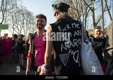 Vérone, Vénétie, Italie. 30Th Mar, 2019. Un homme vu rire pendant la manifestation.L'organisation de la femme Italienne di una Non Meno a appelé à une marche contre le treizième Congrès mondial de 'famille'' (WCF) à Vérone. La WCF rassemble plusieurs représentants des mouvements pro-vie'' en Europe et à l'étranger, des personnalités du monde religieux contre l'avortement et c'est semble-t-il connecté à des mouvements des droits de l'homme. Una non di meno et autres associations protester contre les positions de la WCF contre l'avortement, l'homosexualité et leur objectif d'écrire un ordre du jour mondial et la politique sur ces matte Banque D'Images