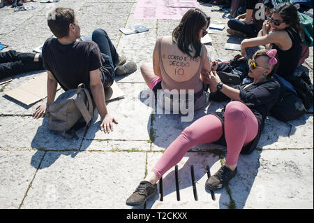 Vérone, Vénétie, Italie. 30Th Mar, 2019. Les participants ont vu se détendre avant la manifestation.L'organisation de la femme Italienne di una Non Meno a appelé à une marche contre le treizième Congrès mondial de 'famille'' (WCF) à Vérone. La WCF rassemble plusieurs représentants des mouvements pro-vie'' en Europe et à l'étranger, des personnalités du monde religieux contre l'avortement et c'est semble-t-il connecté à des mouvements des droits de l'homme. Una non di meno et autres associations protester contre les positions de la WCF contre l'avortement, l'homosexualité et leur objectif d'écrire un ordre du jour mondial et la politique sur les th Banque D'Images