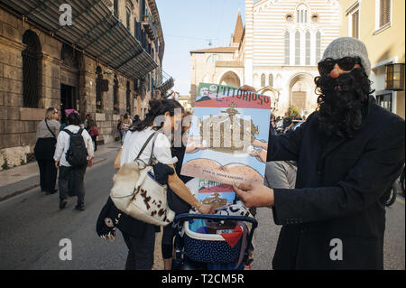 Vérone, Vénétie, Italie. 30Th Mar, 2019. Les participants ont vu essayer de sensibiliser les questions de l'avortement au cours de la manifestation.L'organisation de la femme Italienne di una Non Meno a appelé à une marche contre le treizième Congrès mondial de 'famille'' (WCF) à Vérone. La WCF rassemble plusieurs représentants des mouvements pro-vie'' en Europe et à l'étranger, des personnalités du monde religieux contre l'avortement et c'est semble-t-il connecté à des mouvements des droits de l'homme. Una non di meno et autres associations protester contre les positions de la WCF contre l'avortement, l'homosexualité et leur objectif d'écrire un glo Banque D'Images