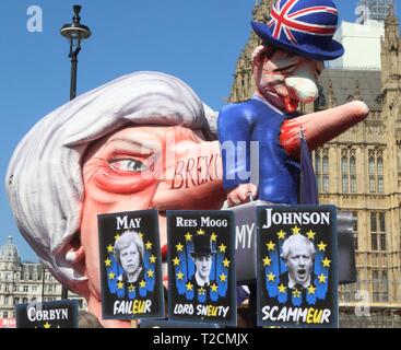 Londres, Royaume-Uni. 1er avril 2019. Une gigantesque effigie du Premier ministre Theresa peut, avec l'économie britannique collé à son nez long, est perçu à l'extérieur de la Chambre du Parlement au cours d'une protestation anti Brexit.MPs débattu huit motions relatives au Brexit et voté plus tard dans la soirée. Credit : Keith Mayhew SOPA/Images/ZUMA/Alamy Fil Live News Banque D'Images