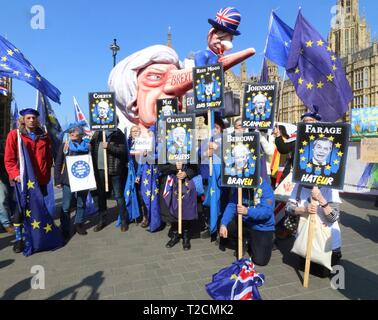 Londres, Royaume-Uni. 1er avril 2019. Une gigantesque effigie du Premier ministre Theresa peut, avec l'économie britannique collé à son nez long, vu parmi les manifestants devant les Chambres du Parlement au cours d'une protestation anti Brexit.MPs débattu huit motions relatives au Brexit et voté plus tard dans la soirée. Credit : Keith Mayhew SOPA/Images/ZUMA/Alamy Fil Live News Banque D'Images