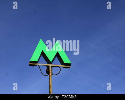 L'Ukraine. Mar 29, 2019. Dans cette photo illustration un logo métro de Kiev contre le ciel bleu. Crédit : Igor Golovniov SOPA/Images/ZUMA/Alamy Fil Live News Banque D'Images