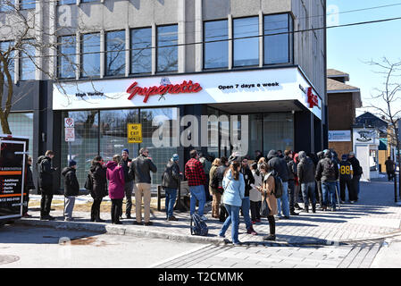 Ottawa, Canada - 1 Avril 2019 : les clients à attendre en ligne pour entrer dans le dispensaire de marijuana Superette sur la rue Wellington Ouest, le premier jour pour store vente de cannabis en Ontario. Les ventes des magasins au détail du cannabis a été légalisée au Canada Oct 17, 2018 mais pas jusqu'à aujourd'hui à Ontario. Crédit : Paul McKinnon/Alamy Live News Banque D'Images