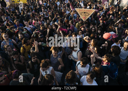 Vérone, Vénétie, Italie. 30Th Mar, 2019. Vu les gens recueillir pendant la manifestation.L'organisation de la femme Italienne di una Non Meno a appelé à une marche contre le treizième Congrès mondial de 'famille'' (WCF) à Vérone. La WCF rassemble plusieurs représentants des mouvements pro-vie'' en Europe et à l'étranger, des personnalités du monde religieux contre l'avortement et c'est semble-t-il connecté à des mouvements des droits de l'homme. Una non di meno et autres associations protester contre les positions de la WCF contre l'avortement, l'homosexualité et leur objectif d'écrire un ordre du jour mondial et la politique sur ces mat Banque D'Images