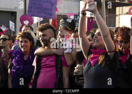 Vérone, Vénétie, Italie. 30Th Mar, 2019. Vu les manifestants lors des manifestations de danse.L'organisation de la femme Italienne di una Non Meno a appelé à une marche contre le treizième Congrès mondial de 'famille'' (WCF) à Vérone. La WCF rassemble plusieurs représentants des mouvements pro-vie'' en Europe et à l'étranger, des personnalités du monde religieux contre l'avortement et c'est semble-t-il connecté à des mouvements des droits de l'homme. Una non di meno et autres associations protester contre les positions de la WCF contre l'avortement, l'homosexualité et leur objectif d'écrire un ordre du jour mondial et la politique sur ces Banque D'Images