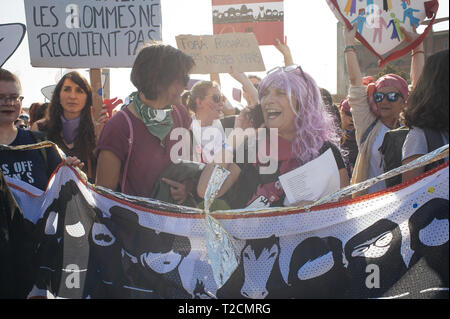 Vérone, Vénétie, Italie. 30Th Mar, 2019. Vu les manifestants tenant des pancartes pendant la manifestation.L'organisation de la femme Italienne di una Non Meno a appelé à une marche contre le treizième Congrès mondial de 'famille'' (WCF) à Vérone. La WCF rassemble plusieurs représentants des mouvements pro-vie'' en Europe et à l'étranger, des personnalités du monde religieux contre l'avortement et c'est semble-t-il connecté à des mouvements des droits de l'homme. Una non di meno et autres associations protester contre les positions de la WCF contre l'avortement, l'homosexualité et leur objectif d'écrire un ordre du jour mondial et la politique o Banque D'Images