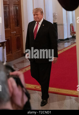 Washington, États-Unis d'Amérique. 01 avr, 2019. Le Président des Etats-Unis, Donald J. Trump arrive dans la East Room de la Maison Blanche à Washington, DC, pour faire des remarques à la réforme pénitentiaire 2019 Sommet mondial sur le Lundi, Avril 1, 2019. Credit : Ron Sachs/CNP Crédit dans le monde entier | conditions : dpa/Alamy Live News Banque D'Images