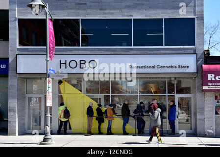 Ottawa, Canada - 1 Avril 2019 : les clients à attendre en ligne pour entrer dans le magasin de Cannabis récréatif Hobo sur la rue Bank le premier jour pour store vente de cannabis en Ontario. Les ventes des magasins au détail du cannabis a été légalisée au Canada Oct 17, 2018 mais pas jusqu'à aujourd'hui à Ontario Crédit : Paul McKinnon/Alamy Live News Banque D'Images