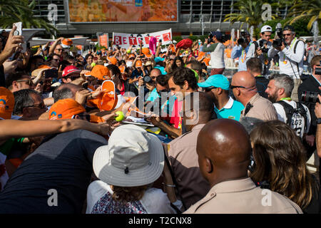 Miami Gardens, FL, USA. Mar 31, 2019. Roger Federer (SUI) pose pour des photos et signe des autographes pour les fans après avoir remporté la finale chez les hommes de l'Open de Miami le 31 mars 2019 au Hard Rock Stadium de Miami Gardens, FL. Credit : Mpi140/media/Alamy Punch Live News Banque D'Images