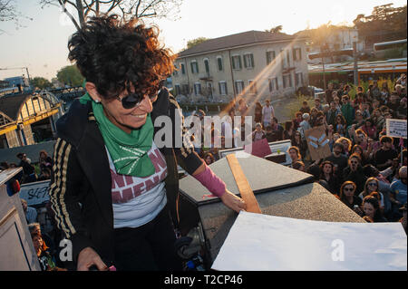 Marta Dillon, co-fondateur du mouvement Ni una menos en Argentine vu pendant la manifestation. L'organisation italienne des femmes non meno di una a appelé à une marche contre le treizième Congrès mondial de "familles" (WCF) à Vérone. La WCF rassemble plusieurs représentants de mouvements pro-vie" en Europe et à l'étranger, des personnalités du monde religieux contre l'avortement et c'est semble-t-il connecté à des mouvements des droits de l'homme. Una non di meno et autres associations protester contre les positions de la WCF contre l'avortement, l'homosexualité et leur objectif d'écrire un ordre du jour mondial et la politique sur ces question Banque D'Images