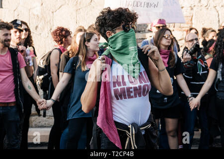 Marta Dillon, co-fondateur du mouvement Ni una menos en Argentine vu pendant la manifestation. L'organisation italienne des femmes non meno di una a appelé à une marche contre le treizième Congrès mondial de "familles" (WCF) à Vérone. La WCF rassemble plusieurs représentants de mouvements pro-vie" en Europe et à l'étranger, des personnalités du monde religieux contre l'avortement et c'est semble-t-il connecté à des mouvements des droits de l'homme. Una non di meno et autres associations protester contre les positions de la WCF contre l'avortement, l'homosexualité et leur objectif d'écrire un ordre du jour mondial et la politique sur ces question Banque D'Images