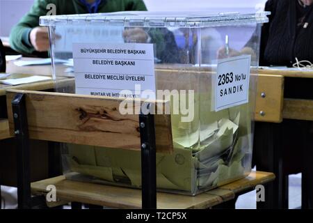 Ankara, Turquie. Mar 31, 2019. Une urne transparente est visible pendant le dépouillement dans un bureau de vote. Altan Crédit : Gochre/ZUMA/Alamy Fil Live News Banque D'Images