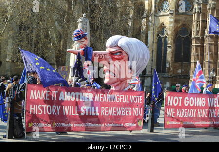 Une gigantesque effigie du Premier ministre Theresa peut, avec l'économie britannique collé à son nez long, est perçu à l'extérieur de la Chambre du Parlement au cours d'une protestation anti Brexit. L'objet de débats parlementaires huit motions relatives au Brexit et voté plus tard dans la soirée. Banque D'Images