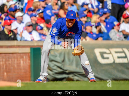 Mar 31, 2019 : Chicago Cubs de troisième but Kris Bryant # 17 lors d'un match entre la MLB Cubs de Chicago et les Rangers du Texas à Globe Life Park à Arlington, TX Texas a battu Chicago 11-10 Albert Pena/CSM. Banque D'Images